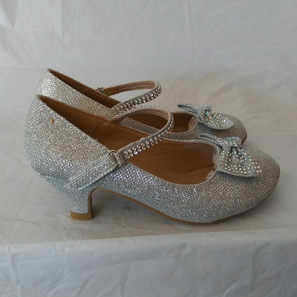 Other - ⭐Girl's Silver Glitter Dress Shoes⭐